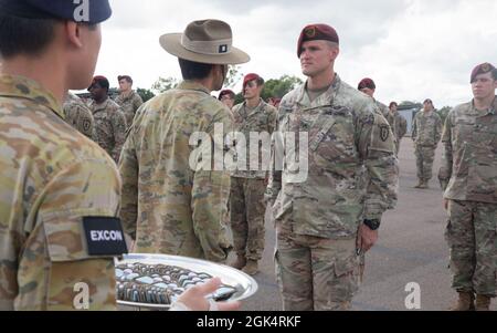 Jake Ellwood, il comandante della Joint Task Force 660, premia le ali onorarie del paracadute australiano ai paracadutisti dell'esercito degli Stati Uniti con il terzo battaglione, il 509° reggimento di fanteria del paracadutismo, il 4° team di combattimento delle Brigate di fanteria (Airborne), la 25° divisione di fanteria, Durante una cerimonia di premiazione come parte dell'esercitazione Talisman Saber 21 a Lavarack Barracks in Townsville, Queensland, Australia, 1 agosto 2021. I paracadutisti dell'Esercito degli Stati Uniti si sono guadagnati le ali onorarie australiane del paracadute il 28 luglio 2021, dove hanno condotto un'operazione di paracadute per garantire "Drop zone Kangaroo" vicino Charter Towers, Queens Foto Stock