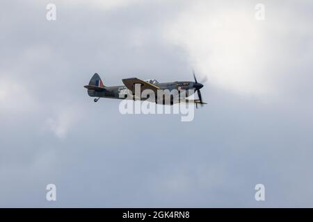 BBMF Supermarine Spitfire TE311 ha eseguito un flypassato all'Abingdon Air & Country Show sabato 11 settembre 2021 Foto Stock