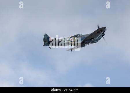 BBMF Supermarine Spitfire TE311 ha eseguito un flypassato all'Abingdon Air & Country Show sabato 11 settembre 2021 Foto Stock