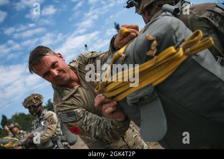 Un jumpmaster dell'esercito degli Stati Uniti assegnato al 1° Squadron, 91st Cavalry Regiment, 173rd Brigade Airborne conduce un'ispezione del personale del Jumpmaster di un paracadute T-11 del paracadutista prima di un esercizio bi-nazionale aereo come parte dell'esercizio Agile Spirit 21 presso la Vaziani Training Area di Tbilisi, Georgia, il 1 agosto 2021. Agile Spirit 2021 è un'esercitazione congiunta e multinazionale condotta dalle forze di difesa georgiane e dall'Esercito degli Stati Uniti, Europa e Africa. Che si verifica dal 26 luglio al 6 agosto 2021, l'esercizio a livello di brigata incorpora un comando simulato post esercizio, campo esercizio di formazione e multin comune Foto Stock