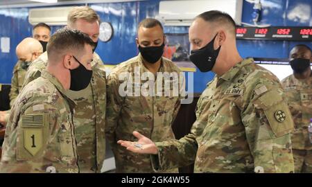 Briga della riserva dell'esercito. Il generale Justin M. Swanson, il vice comandante generale del primo comando di sostegno al Teatro, presenta la moneta del suo comandante a Sgt. Robert Locke, che si è schierato a Port Shuaiba, Kuwait, con Lancaster, Pennsylvania, della Army Reserve, ha basato il 1185° Battaglione di supporto alla distribuzione e all'implementazione, in riconoscimento dell'eccellente prestazione di Locke durante un tour del porto del 2 agosto 2021. Swanson è anche il comandante generale del 310° comando di sostegno (Expeditionary), con sede a Indianapolis, i cui soldati hanno il primo posto di comando operativo del TSC a Camp Arifjan, Kuwait. Foto Stock