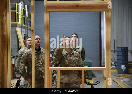 Arizona Air National Guard Airmen dal 161st Civil Engineer Squadron, strutture di volo, discutere la prossima formazione a New London, N.C., 2 agosto 2021. La formazione offre 161 esperienze pratiche ARW CES Airmen per garantire la preparazione della missione. Foto Stock