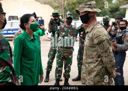 Neal Mayo, comandante della II squadra di combattimento delle Brigate di fanteria, parla con Diah Erwiany, moglie del genere indonesiano Andika Perkasa, durante una visita alla Baturaja Training Area, Indonesia, il 2 agosto 2021. Garuda Shield 21 è un'esercitazione congiunta di due settimane tra l'esercito degli Stati Uniti e l'Indonesia di Tentara Nasional (TNI-ad Indonesia Armate Forces) con lo scopo di migliorare e arricchire la capacità di guerra della giungla sia dell'esercito degli Stati Uniti che dell'esercito indonesiano. Foto Stock