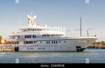 Il motor yacht Bella vita in molo a Greenport, NY Foto Stock