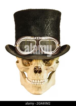 Cranio sorridente steampunk con cappello vintage e occhiali di protezione in pelle isolati su sfondo bianco Foto Stock