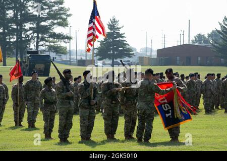 FORT CAMPBELL, Kentucky – col. Peter Gilbert (centro a sinistra), comandante e comando Sgt. Il Major Gregory Davis (centro a destra), team di comando della 101a Divisione Sustainment Brigade, smentiscono i colori dell’unità che segnano la fine del loro dispiegamento a sostegno dell’operazione Spartan Shield durante la 101a Divisione Sustainment Brigade (DSB), ‘Lifeliners’, 101a Divisione Airborne (Air Assault), cerimonia di lancio, qui, 3 agosto 2021. Foto Stock