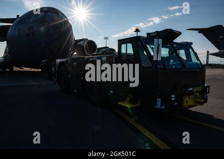 Gli airmen assegnati al 911th Maintenance Group si preparano a trainare un C-17 Globemaster III alla stazione di riserva aerea dell'aeroporto internazionale di Pittsburgh, Pennsylvania, 3 agosto 2021. Gli airmen stanno trainando l'aereo per prepararsi ad un'esercitazione imminente. Foto Stock