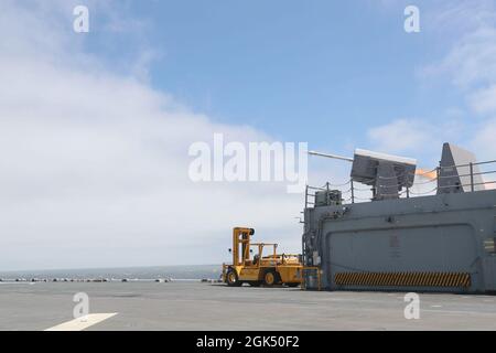 210803-N-CZ759-1002 OCEANO PACIFICO (AGOSTO 3, 2021) – Un missile mobile RIM-116 (RAM) viene lanciato dal lanciatore in avanti durante un esercizio di fuoco a bordo di una nave d'assalto anfibio USS Tripoli (LHA 7), 3 agosto. Tripoli sta conducendo operazioni di routine nella terza flotta statunitense. Foto Stock