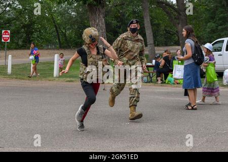 Il Dipartimento di polizia di Minot ospita National Night out al Roosevelt Park il 3 agosto 2021, a Minot, North Dakota. Un evento Minot annuale dal 2010, incoraggia i partenariati tra la polizia e la comunità ed ha mostrato l'elicottero NorthStar Criticaire, i primi soccorritori, la musica, i giochi, il cibo, Premi, cabine didattiche, dimostrazioni K-9, veicoli blindati e attrezzature delle forze dell'ordine, tra cui le forze dell'aviazione degli Stati Uniti e l'Ufficio delle indagini speciali. Foto Stock