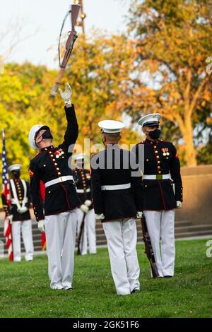 I Marines con il Silent Drill Platoon effettuano la loro "ispezione del fucile" durante la sfilata del tramonto del martedì al Marine Corps War Memorial, Arlington, Va., agosto. 3, 2021. L'ospite d'onore per la serata è stato il Sig. Erik Raven, direttore del personale di maggioranza della Commissione per gli Apropriazioni del Senato-Difesa, e il funzionario ospitante è stato Briga. Gen. Eric Austin, direttore, direzione sviluppo capacità. Foto Stock