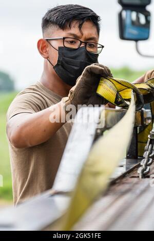 Airman 1st Class Manich Prak, 2nd Logistics Readiness Squadron Ground Transportations Specialist, straps a disabled vehicle to a flatbed trailer at Barksdale Air Force base, Louisiana, 2 agosto 2021. I professionisti del trasporto a terra dell'aeronautica mantengono i veicoli di base e forniscono le opzioni di trasporto per le varie agenzie di base. Foto Stock