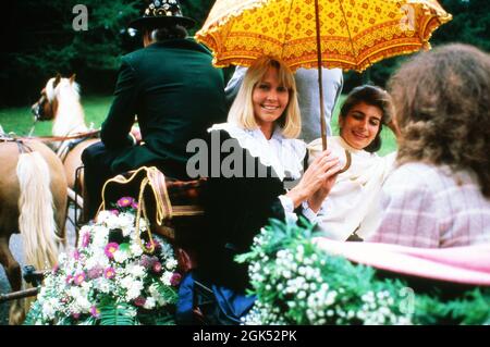 Ehefrau Maryam (unter dem Schirm rechts) mit Gunters Frau Mirja in Kiefersfelden, Deutschland 1986. Maryam, moglie di Rolf Sachs (sotto l'ombrello) e Mirja, moglie di Gunter, a Kiefersfelden, Germania 1986. Foto Stock