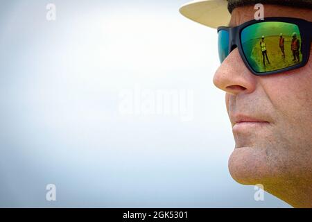 Il corpo degli ingegneri dell'esercito degli Stati Uniti, il distretto di Baltimora, i dipendenti riflettono da Sean Fritzges', rappresentante del controllo della costruzione del distretto, le ombrelloni durante un tour di immersione a Poplar Island in Talbot Count, Md., 3 agosto 2021. Il Distretto collabora continuamente con il Dipartimento dei Trasporti del Maryland, l'Amministrazione portuale del Maryland e altre agenzie federali e statali per ripristinare l'isola utilizzando materiale dragato dai progetti di navigazione federali del Porto di Baltimora e dei canali. Foto Stock