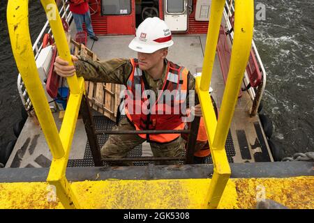 La Citadel Army ROTC Cadet Ethan Jackson esce una barca dalla Chesapeake Bay durante un'immersione del corpo degli ingegneri dell'esercito degli Stati Uniti, Baltimora District, Poplar Island nella contea di Talbot, Md., 3 agosto 2021. Nell'ambito del Cadet District Engineer Program, l'esposizione di Jackson alle missioni USACE gli consentirà di esplorare potenziali opportunità di lavoro attivo all'interno della professione di Army Engineer Branch degli Stati Uniti. Foto Stock