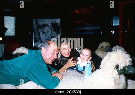 Rolf Sachs mit Ehefrau Maryam und Sohn Philipp Gunter, Deutschland um 1987. Rolf Sachs con la moglie Maryam e il figlio Philipp Gunter, Germania intorno al 1987. Foto Stock