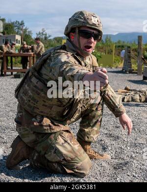 Esercito degli Stati Uniti Sgt. Alexander Russo, un ingegnere di combattimento assegnato al 6° Battaglione tecnico Brigata (Airborne), 4° Team di combattimento Brigata di fanteria (Airborne), 25° Divisione fanteria, US Army Alaska, dirige il fuoco delle mitragliatrici M240B mentre conduce un addestramento in diretta al fuoco alla Statler Range sulla Joint base Elmendorf-Richardson, Alaska, 3 agosto 2021. I soldati praticarono l'identificazione e l'impegno di bersagli a varie distanze per consolidare la loro competenza con le armi in un ruolo di supporto da fuoco. Foto Stock