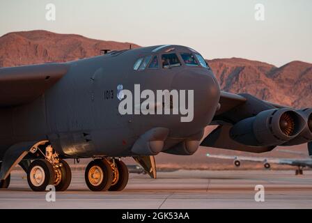 A B-52H Stratofortress assegnato alla seconda Bomb Wing, Barksdale Air Force base, Louisiana, taxi fuori per una missione a Red Flag-Nellis 21-3 presso Nellis Air Force base, Nevada, 3 agosto 2021. Il B-52 è un bombardiere a lungo raggio in grado di far cadere o lanciare una vasta gamma di armi nell'inventario degli Stati Uniti. Foto Stock