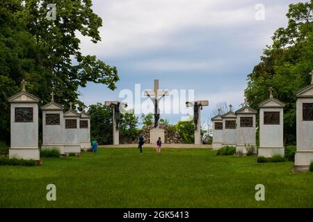 TIHANY, UNGHERIA - 06 giu 2021: Il monumento del Calvario vicino all'Abbazia benedettina di Tihany in Ungheria Foto Stock