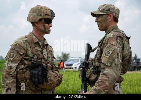 Neal Mayo, comandante della II squadra di combattimento delle Brigate di fanteria, parla con un soldato della 82° Divisione Airborne dopo che le truppe aeree hanno condotto un'operazione di entrata congiunta e forzabile nella zona di addestramento di Baturaja, il 4 agosto 2021. Garuda Shield 21 è un'esercitazione congiunta di due settimane tra l'esercito degli Stati Uniti e l'Indonesia di Tentara Nasional (TNI-ad Indonesia Armate Forces). Lo scopo di questo esercizio congiunto è quello di migliorare e arricchire la capacità di guerra nella giungla sia dell'esercito degli Stati Uniti che dell'esercito indonesiano. Foto Stock