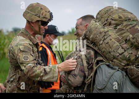 Neal Mayo, comandante della II squadra di combattimento delle Brigate di fanteria, parla con un soldato della 82° Divisione Airborne dopo che le truppe aeree hanno condotto un'operazione di entrata congiunta e forzabile nella zona di addestramento di Baturaja, il 4 agosto 2021. Garuda Shield 21 è un'esercitazione congiunta di due settimane tra l'esercito degli Stati Uniti e l'Indonesia di Tentara Nasional (TNI-ad Indonesia Armate Forces). Lo scopo di questo esercizio congiunto è quello di migliorare e arricchire la capacità di guerra nella giungla sia dell'esercito degli Stati Uniti che dell'esercito indonesiano. Foto Stock