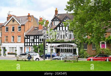 Il pub Greyhound a Kew Green South West London Inghilterra, Regno Unito Foto Stock