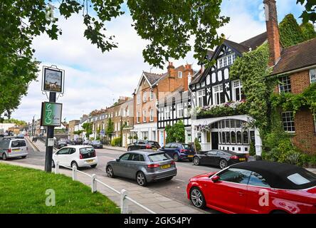 Il pub Greyhound a Kew Green South West London Inghilterra, Regno Unito Foto Stock