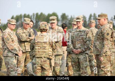 Il generale dell'esercito degli Stati Uniti John M. Murray, comandante generale, comando del futuro dell'esercito, con il suo personale di comando, E il generale dell'esercito degli Stati Uniti Charles K. Aris, vice comandante generale, 36a divisione di fanteria, si è incontrato con il Colonnello degli Stati Uniti Carrie Perez, comandante, 36a brigata di sostegno, guardia nazionale dell'esercito del Texas, alla base operativa di avanzamento del sud al centro di addestramento di manovra congiunta di Camp Grayling, Grayling, Michigan, durante il 21 agosto 4, 2021. Gli alti leader si sono incontrati per discutere il futuro del supporto logistico sul campo di battaglia e per la Guardia Nazionale dell'Esercito del Texas per continuare l'addestramento a Camp Grayl Foto Stock