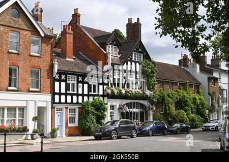 Il pub Greyhound a Kew Green South West London Inghilterra, Regno Unito Foto Stock