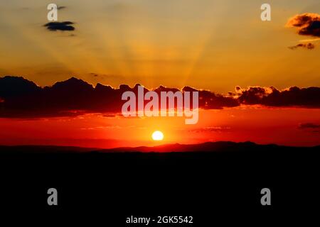 Bellissimo paesaggio del sole in un'alba in montagna Foto Stock