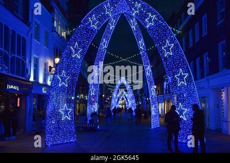 Persone che ammirano le decorazioni natalizie in South Moulton Street, Mayfair. Londra, Regno Unito 23 novembre 2020. Foto Stock