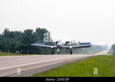 Una U.S. Air Force A-10 Thunderbolt II atterra su una Michigan state Highway ad Alpena, Michigan, 5 agosto 2021. Due A-10 Thunderbolt IIS del 354o Squadrone dei combattenti e due A-10s della 127th Wing della Michigan Air National Guard sbarcarono su un'autostrada statale come parte di Northern Strike 21, un esercizio di addestramento su larga scala. Questa è la prima volta nella storia che l'Aeronautica militare ha volutamente atterrato velivoli moderni su una strada civile negli Stati Uniti Foto Stock