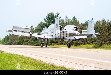 Una U.S. Air Force A-10 Thunderbolt II atterra su una Michigan state Highway ad Alpena, Michigan, 5 agosto 2021. Due A-10 Thunderbolt IIS del 354o Squadrone dei combattenti e due A-10s della 127th Wing della Michigan Air National Guard sbarcarono su un'autostrada statale come parte di Northern Strike 21, un esercizio di addestramento su larga scala. Questa è la prima volta nella storia che l'Aeronautica militare ha volutamente atterrato velivoli moderni su una strada civile negli Stati Uniti Foto Stock