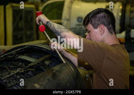 210805-N-DW158-1027 MAR ARABICO (AGOSTO 5, 2021) – Aviation Machinist’s Mate 2nd Class Nicholas Carroll esegue la manutenzione sul postbruciatore di un motore a reazione F/A-18 Super Hornet nel jet shop a bordo della portaerei USS Ronald Reagan (CVN 76) nel Mare Arabico, 5 agosto. Ronald Reagan è schierato nella 5th Fleet area degli Stati Uniti di operazioni a sostegno delle operazioni navali per garantire la stabilità e la sicurezza marittima nella regione centrale, collegando il Mediterraneo e il Pacifico attraverso l'Oceano Indiano occidentale e tre punti di arresto strategici. Foto Stock