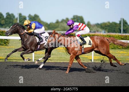 Foto di archivio datata 23-06-2020 di Ryan Moore a cavallo Ville de Grace (a sinistra). Data di emissione: Lunedì 13 settembre 2021. Foto Stock