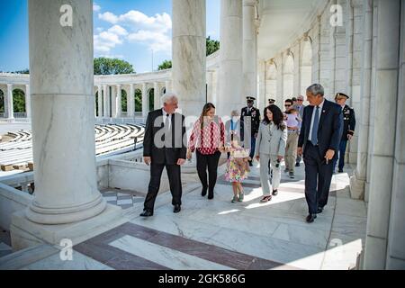 Karen Durham-Aguilera (centro), direttore esecutivo, i cimiteri militari nazionali dell'esercito e Kelly McKeague (destra), direttore dell'agenzia contabile della Difesa POW/mia camminano con i membri della famiglia dei membri del servizio POW/mia nell'anfiteatro commemorativo al cimitero nazionale di Arlington, Arlington, Virginia, 5 agosto 2021. Foto Stock