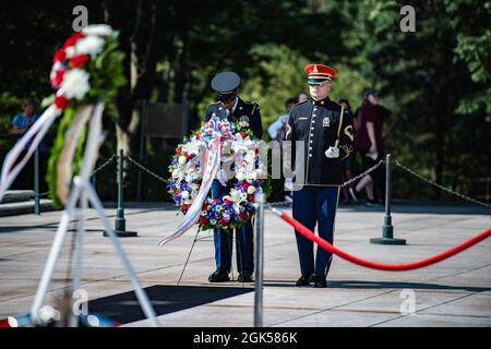 Una Tomba Guard e un bugler della U.S. Army Band, 'Pershing's Own', sostengono una cerimonia pubblica di posa della corona alla Tomba del Milite Ignoto al Cimitero Nazionale di Arlington, Arlington, Virginia, 5 agosto 2021. Foto Stock