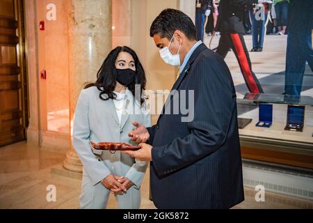 Il presidente della Repubblica di Palau Surangel S. Whipps Jr. Presenta un regalo al soldato sconosciuto al cimitero nazionale di Arlington, Arlington, Virginia, 5 agosto 2021. Foto Stock