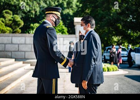 Allan M. Pepin (a sinistra), comandante generale, quartier generale delle forze congiunte – National Capital Region / Military District of Washington saluta il presidente della Repubblica di Palau Surangel S. Whipps Jr. (A destra) al suo arrivo al cimitero nazionale di Arlington, Arlington, Virginia, 5 agosto 2021. Foto Stock