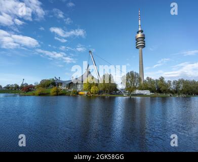 Olympiapark e Torre Olympiaturm - Monaco, Baviera, Germania Foto Stock