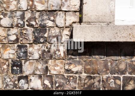 Edificio costruito / costruito da tradizionali blocchi di pietra focaia / cubetto mattoni pietra focaia ciottoli, a Lewes, East Sussex. REGNO UNITO (127) Foto Stock