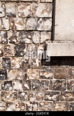 Edificio costruito / costruito da tradizionali blocchi di pietra focaia / cubetto mattoni pietra focaia ciottoli, a Lewes, East Sussex. REGNO UNITO (127) Foto Stock