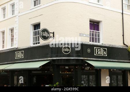 Il ristorante Bill's, all'angolo con Bear Yard, al 56 di Cliffe High St, Lewes BN7 2AN. Sussex orientale. REGNO UNITO. Il primo di Bill's era Lewes. (127) Foto Stock