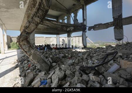 Taiz Yemen - 07 Ott 2020 : i bambini yemeniti studiano all'interno di una scuola distrutta dalla guerra a Taiz City, Yemen Foto Stock