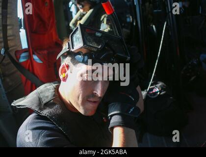 OCEANO PACIFICO (agosto 5, 2021) Naval Aircrewman (elicottero) 2a classe Zackary Spiegel, di Tulsa, OKLAR., assegnato ai “Chargers” di Helicopter Sea Combat Squadron (HSC) 14, dons attrezzature durante un combattimento di ricerca e salvataggio in collaborazione con la portaerei USS Abraham Lincoln (CVN 72). Abraham Lincoln è in corso nella terza flotta di operazioni che conducono le operazioni di routine. Foto Stock