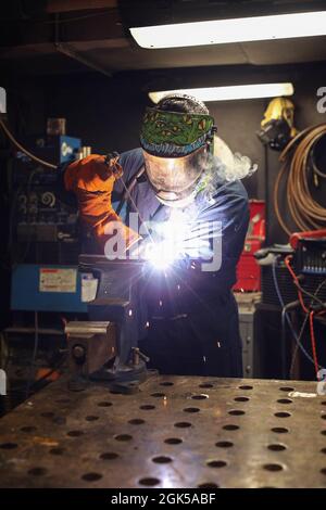 OCEANO PACIFICO (agosto 5, 2021) Hull Technician Fireman Austin Whitehead, di Tampa, Fl., salda le parti della macchina nel negozio di saldatura a bordo della portaerei USS Abraham Lincoln (CVN 72). Abraham Lincoln sta conducendo le operazioni di routine nell'area di operazioni della terza flotta degli Stati Uniti. Foto Stock