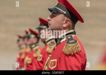 La Guardia d'onore della forza di difesa georgiana è al centro dell'attenzione durante la cerimonia di chiusura dell'esercizio Agile Spirit 2021 presso l'area di addestramento di Orpholo, 6 agosto 2021. Agile Spirit offre opportunità vitali, non solo per la collaborazione di più servizi statunitensi, ma anche per una formazione integrata e totale della forza con le unità della Riserva degli Stati Uniti e della Guardia Nazionale e i militari delle nazioni partner per garantire l'interoperabilità. Foto Stock