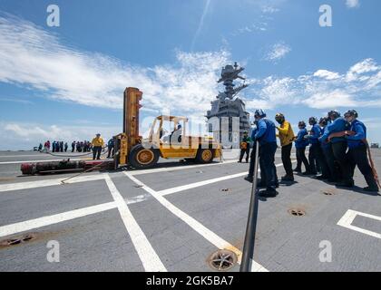 I marinai assegnati a USS Gerald R. Ford's (CVN 78) reparto aereo combattono un incendio simulato dell'aeromobile durante un'esercitazione di massa sul ponte di volo, 6 agosto 2021. Ford è in corso nell'Oceano Atlantico che conduce i processi di Shock Full Ship. La Marina degli Stati Uniti conduce prove d'urto di nuovi progetti di navi usando esplosivi vivi per confermare che le nostre navi da guerra possono continuare a soddisfare i requisiti di missione impegnativi nelle condizioni difficili che potrebbero incontrare in battaglia. Foto Stock