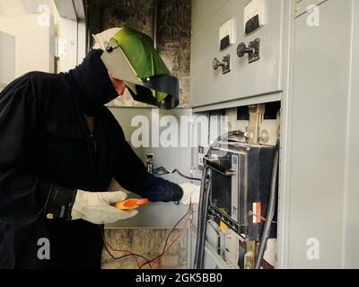 Personale Sgt. Robert Moore, lavorando in attrezzature di protezione elettrica, testa l'energia elettrica fornita dai generatori dal 118th ingegnere civile Squadron come alimenta l'Armeria della Guardia Nazionale dell'Esercito a Chattanooga. Foto Stock