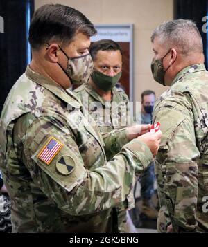 Il Gen. Bill Burleson (a sinistra), Eighth Army comandante generale, pone la patch di unità su Briga. La manica del Gen. Tom o'Connor, che lo dà il benvenuto all'Ottava squadra dell'Esercito durante una cerimonia della patch tenutasi presso l'Ottava sede dell'Esercito sulla USAG Humphreys, Corea del Sud, 6 agosto. O'Connor funge da sostituto che comanda le operazioni generali. Lui e Briga. Il Gen. Joseph D'costa, ottavo deputato dell'esercito che comandava il sostegno generale, ha ricevuto le loro patch davanti all'ottavo personale dell'esercito durante la cerimonia. Essi aiuteranno Burleson a guidare l'Ottava Esercito con un focus sulla prontezza e il sostegno della Repubblica di Corea-Stati Uniti Alleanza. Paci Foto Stock