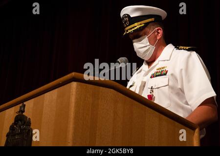 ANNAPOLIS, Md. (6 agosto 2021) il Capitano Walter Brafford, comandante uscente della Clinica Navale della Sanità Annapolis, è sollevato dal Capitano Rachel Lewis, comandante entrante della Clinica Navale della Sanità Annapolis, durante la cerimonia di cambio di comando della Clinica Navale della Sanità Annapolis tenutasi a Mahan Hall presso l'Accademia Navale degli Stati Uniti. La missione di NHC Annapolis è quella di ottimizzare la salute e la prontezza della brigata di uomini d’America, forze attive e di riserva e di tutti i pazienti nelle sue strutture ad Annapolis, Maryland; Philadelphia e Mechanicsburg, Pennsylvania; e Earle e Lakehurst, New Jersey. Foto Stock